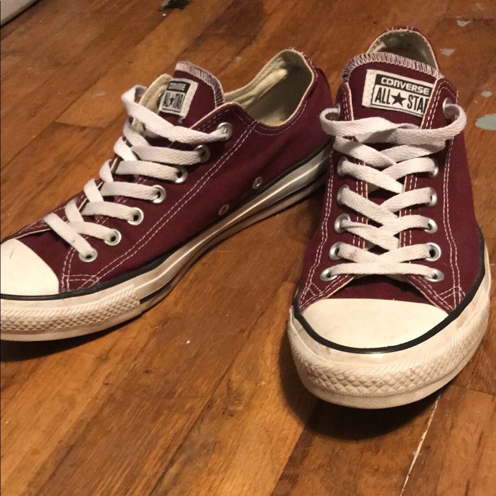 women’s maroon converse